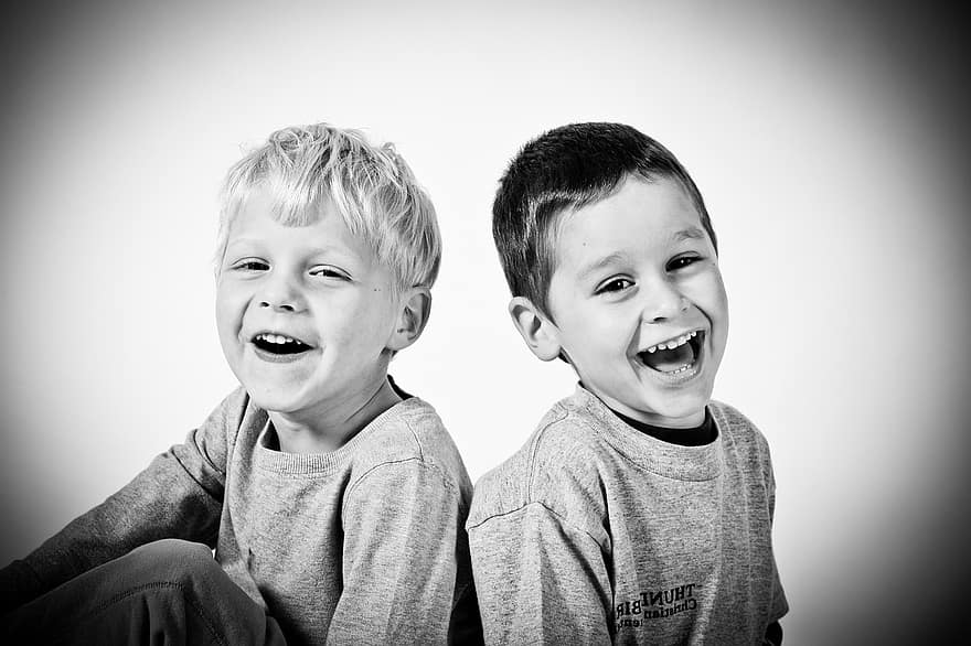 feliz, los niños, muchachos, pequeña, niños, niños pequeños, sonriente, riendo, alegre, sonrie, sentado
